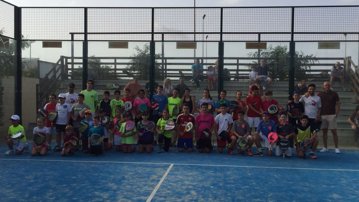 Promesas del pádel en el club Bahía.
