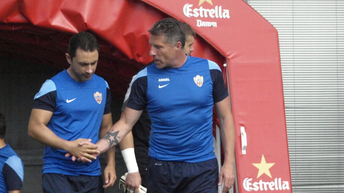 Pedro Serrano y Ángel Férez saliendo al Estadio.