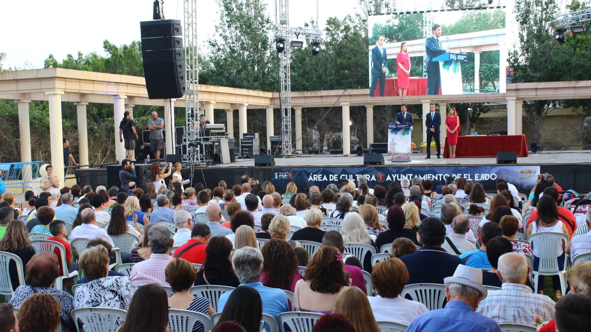 Lectura del pregón, anoche en el Parque Municipal, con el que arrancaron las fiestas de San Isidro 2016 en El Ejido.