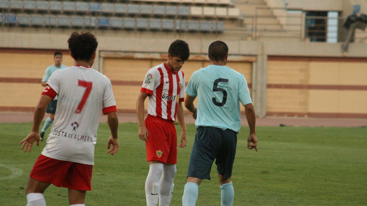 Rojiblancos del Almería b y celestes del C. D El Ejido la pasada temporada en un amistoso.