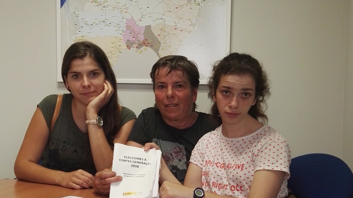 María Luisa, a la derecha, con su madre y su hermana.