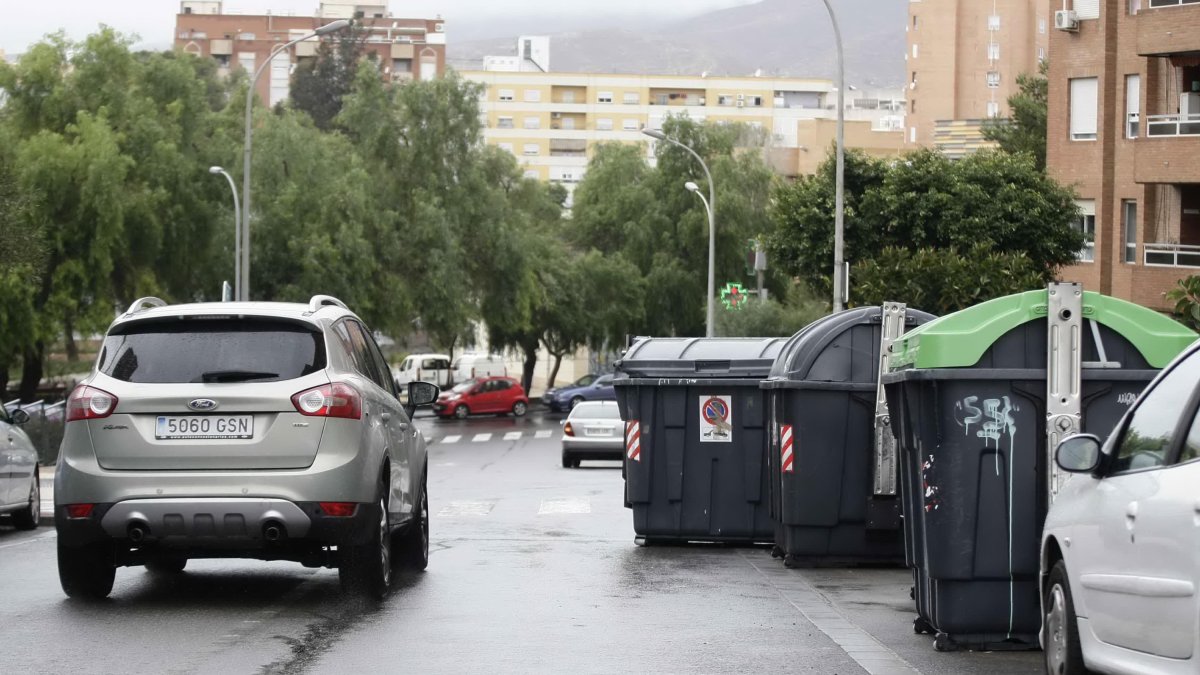 Contenedores en una calle de Almería capital.