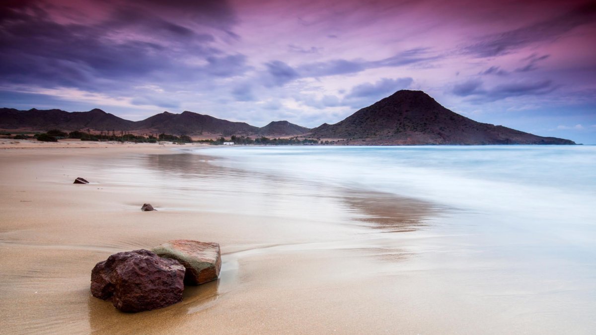 La playa de Los Genoveses es una de las más aclamadas por los usuarios.