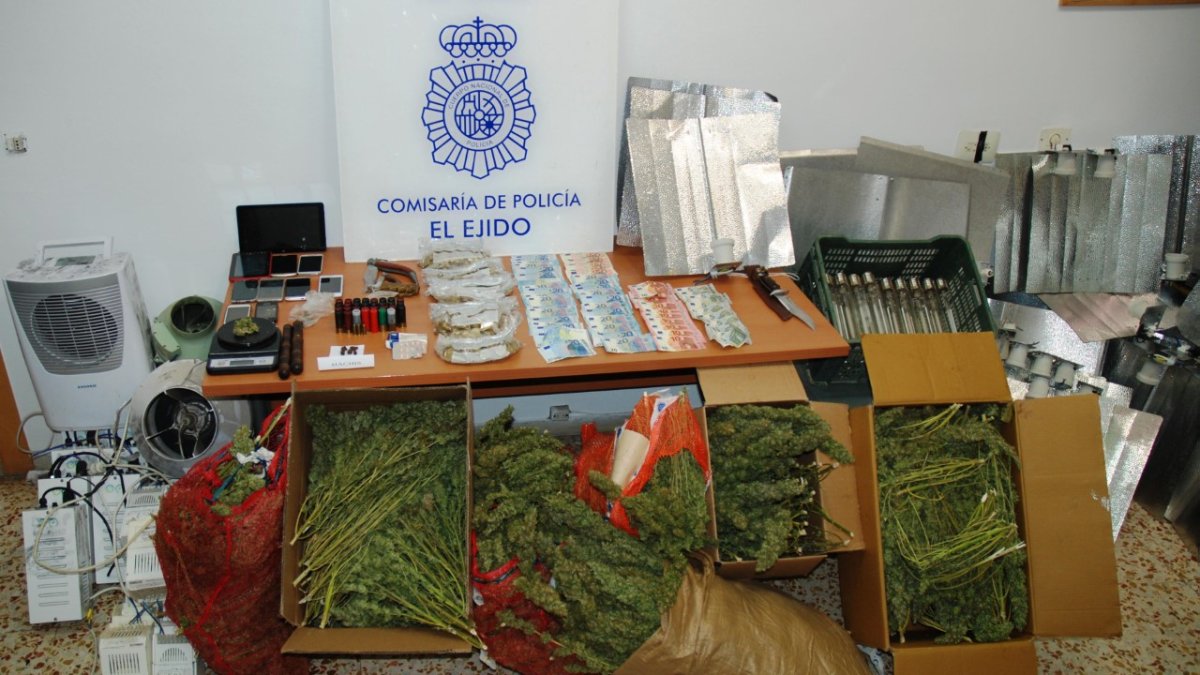 Droga y material incautado por la Guardia Civil.