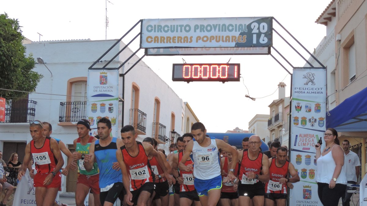 Los participantes tomando la salida.