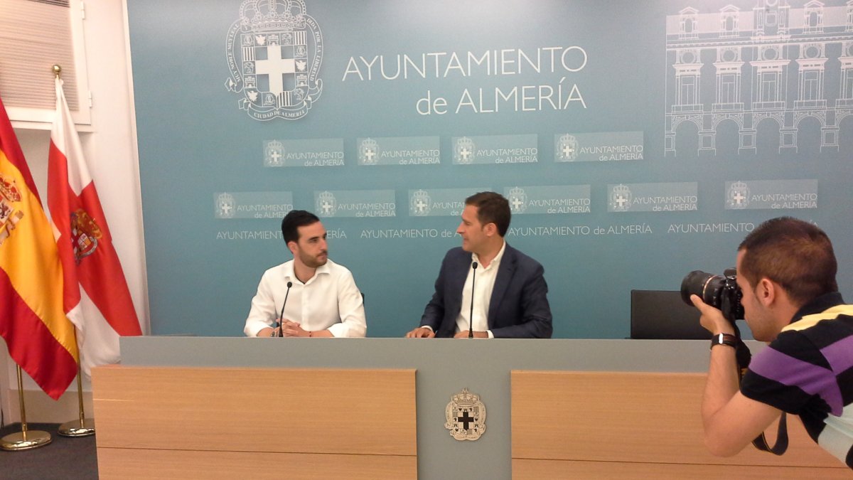 Los concejales Carlos Sánchez y Miguel Ángel Castellón en rueda de prensa.
