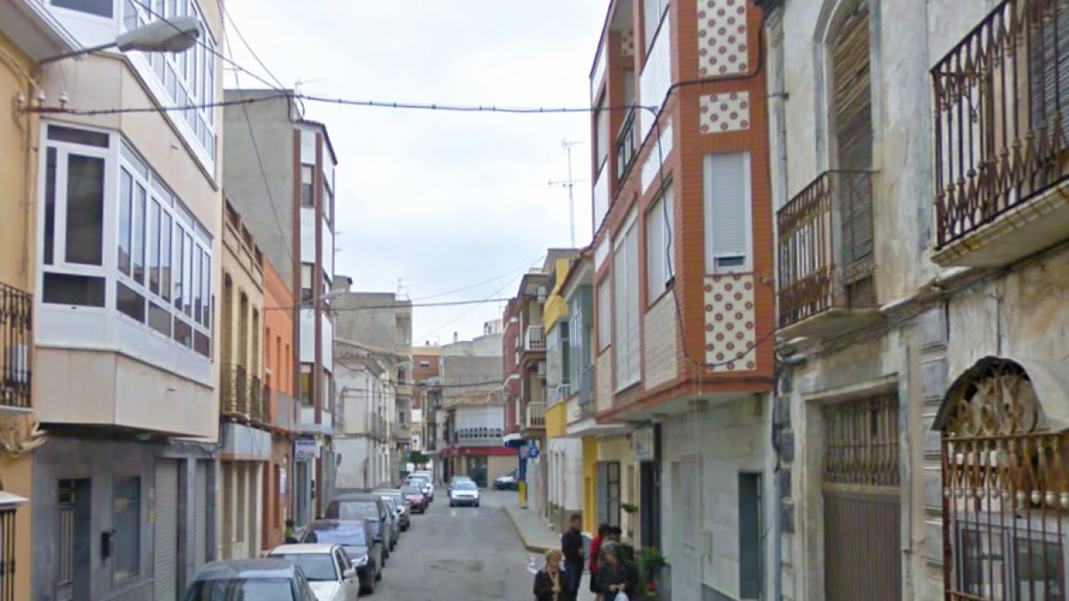 Calle Mayor, en las inmediaciones del domicilio donde se produjeron los hechos.