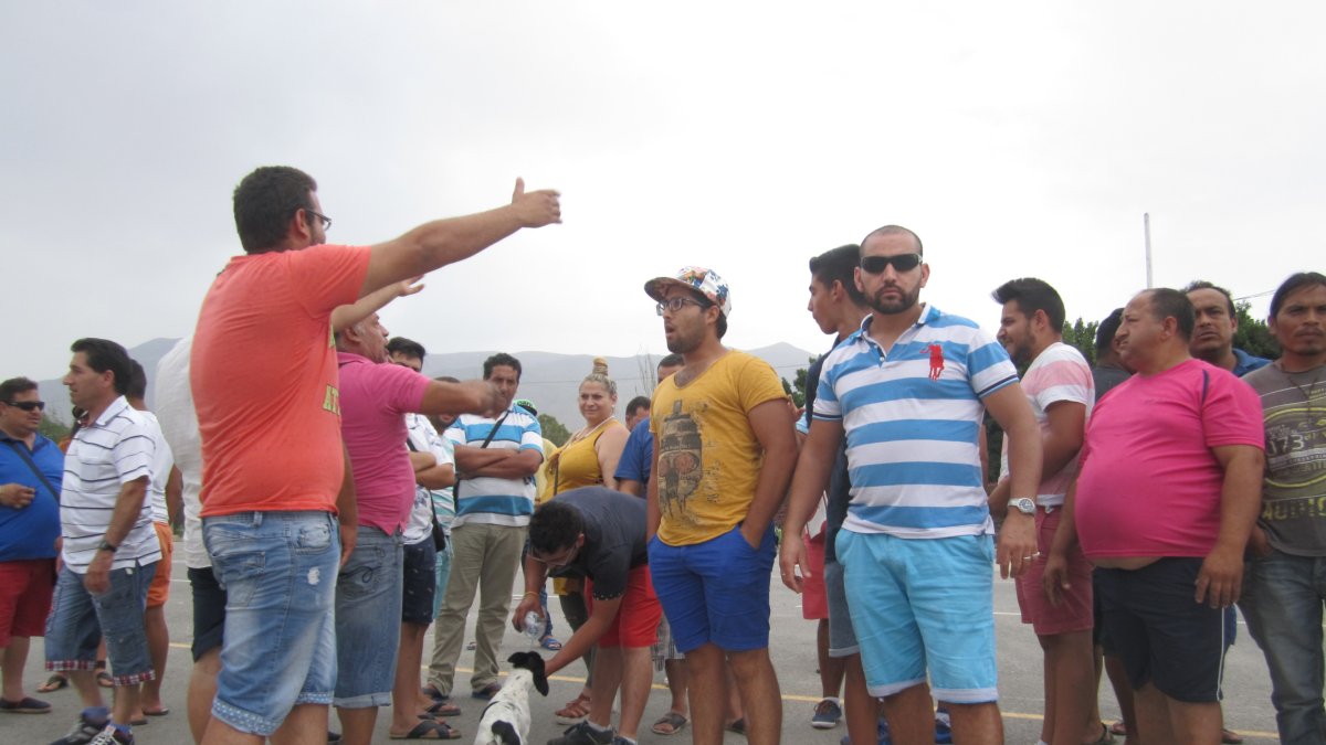 Un grupo de feriantes, este mediodía en el recinto ferial de El Ejido.