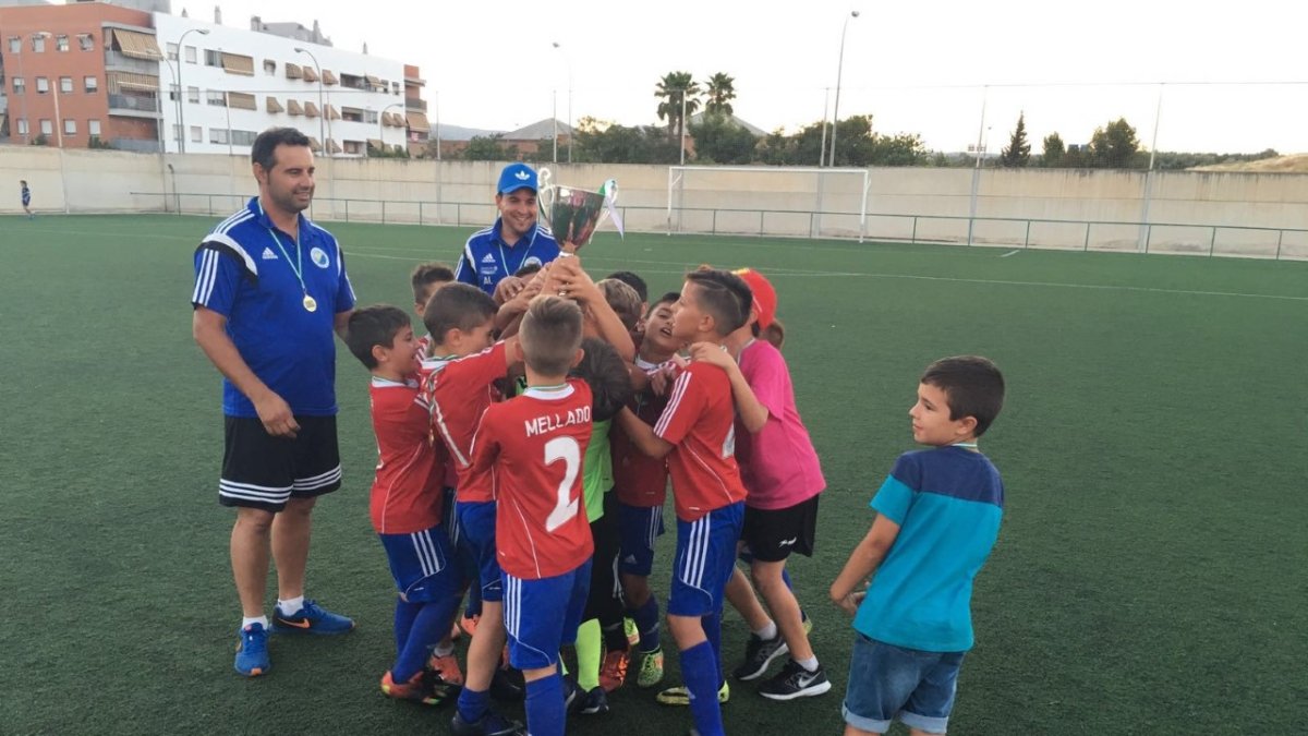 Los jugadores roqueteros celebrando el triunfo.