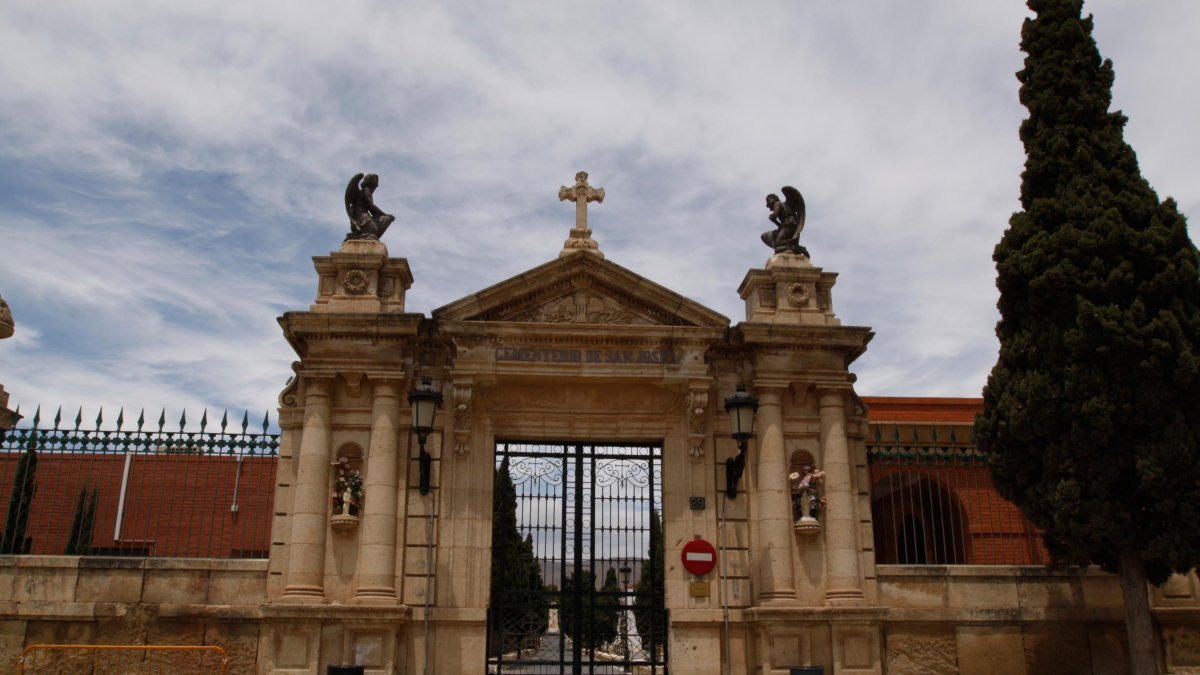 Entrada del cementerio de la capital.