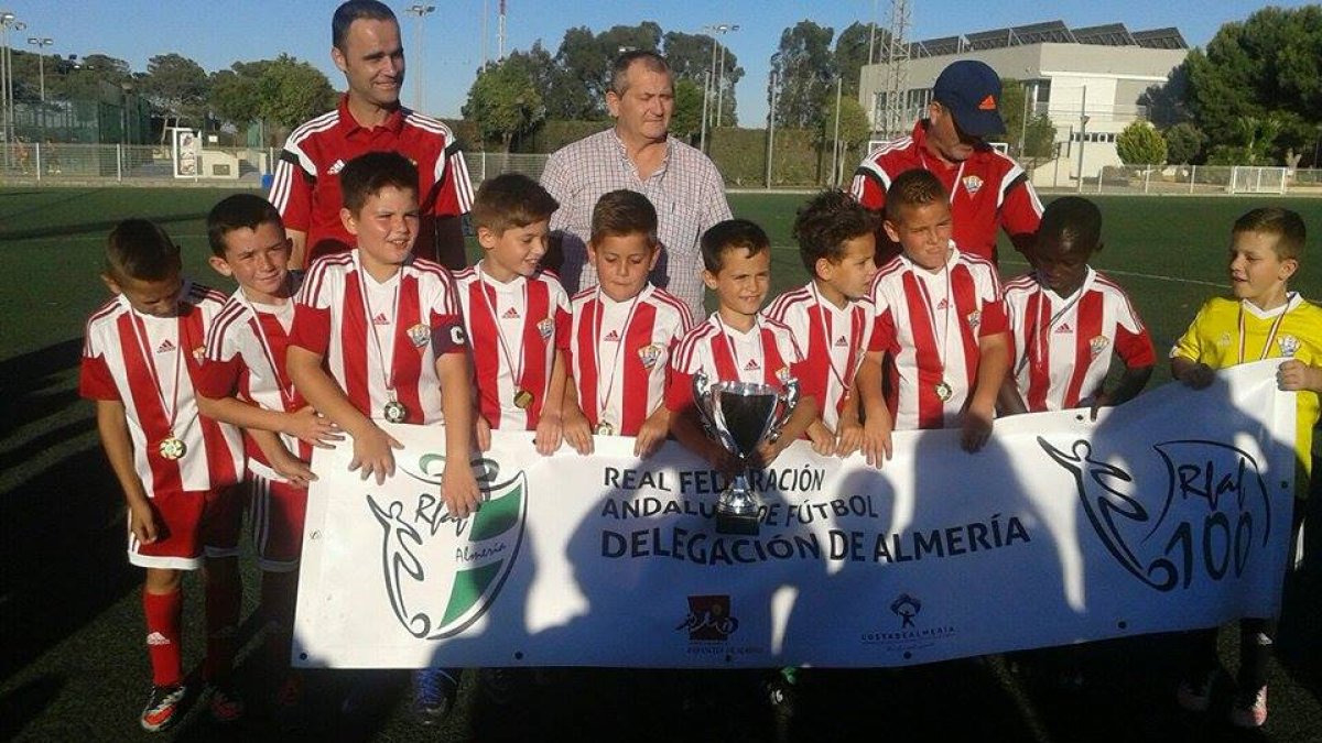Los jugadores del Atlético Roquetas posan tras la última victoria.