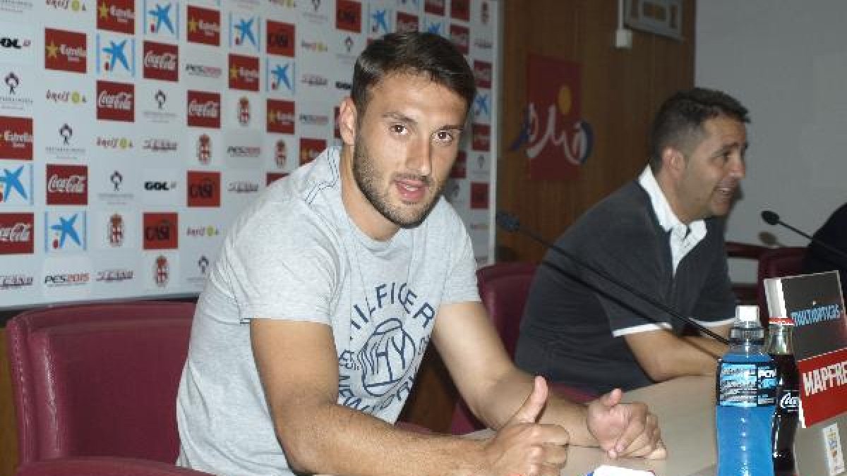 Eldin llegó al Almería sin oposición ni puja de otros clubes.