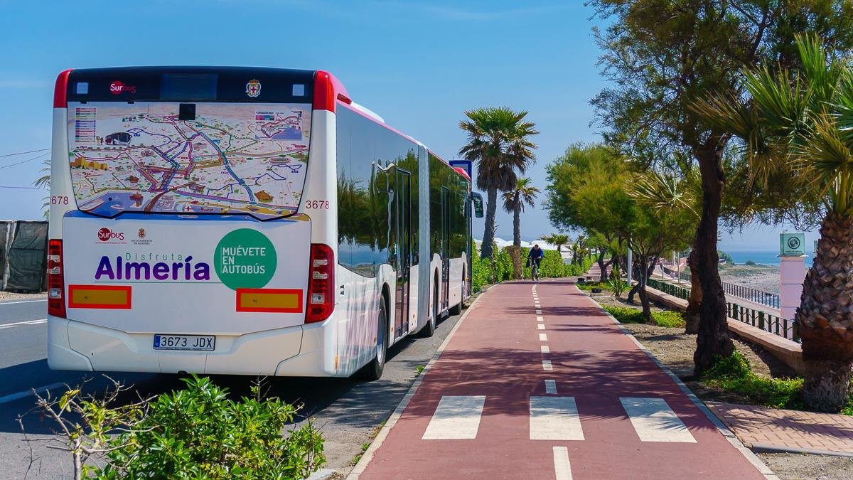 Un autobús de Surbús camino de La Cañada.