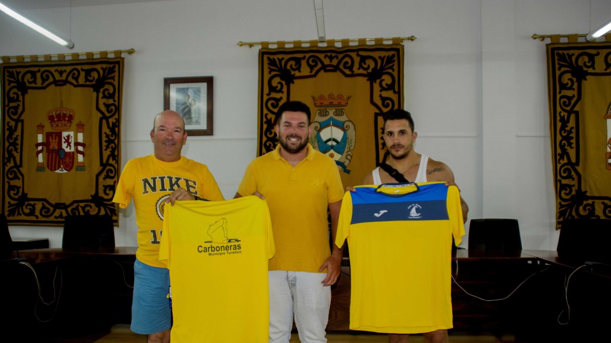 Pedro José Venzal con los jugadores.