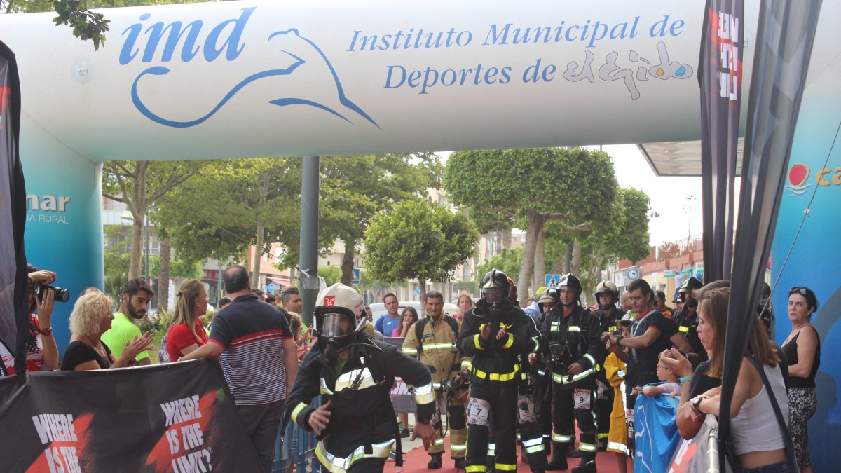 En una de las categorías, los bomberos tenían que subir las 28 plantas del edificio con el equipo de extinción de incendios a cuestas.