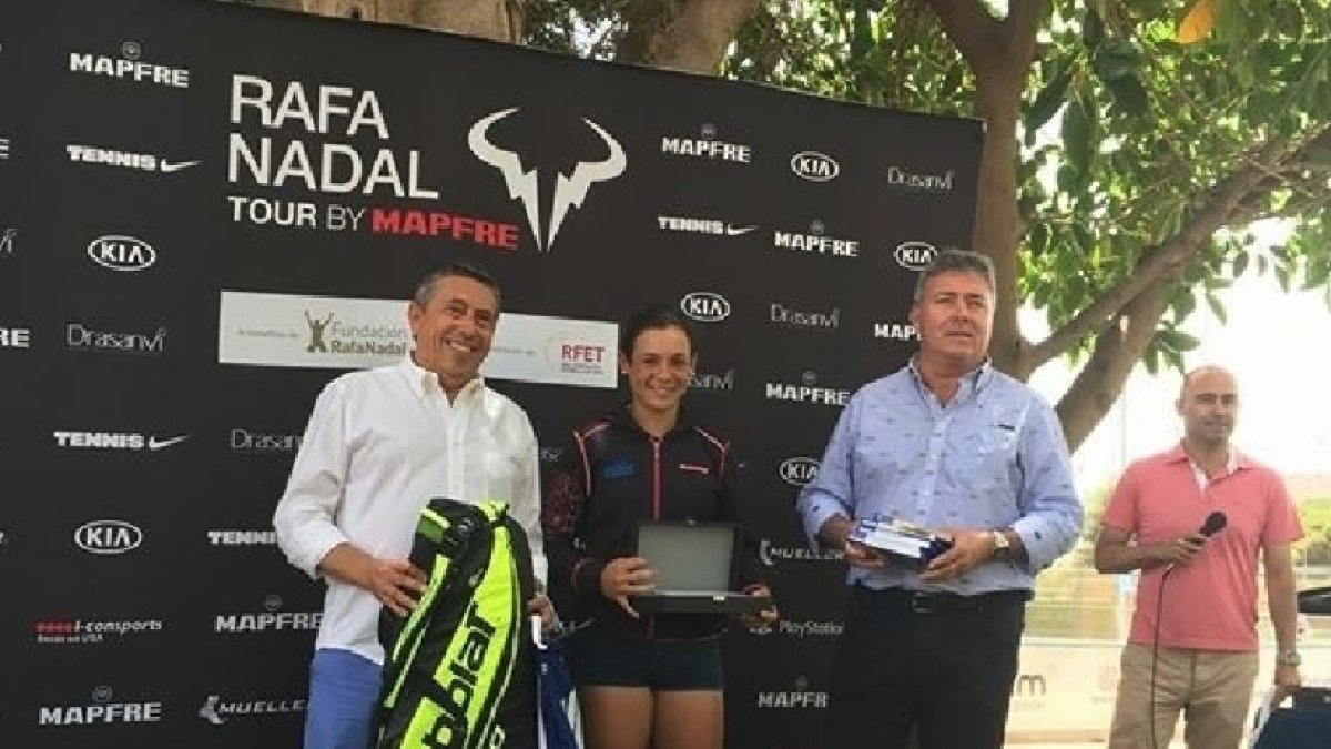 Silvia Vargas recibiendo su premio.