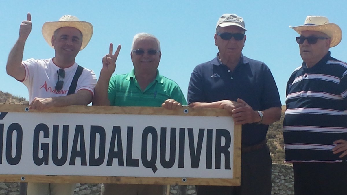 Miembros del Foro y de la asociación de La Cañada, en María, ante cartel del río.