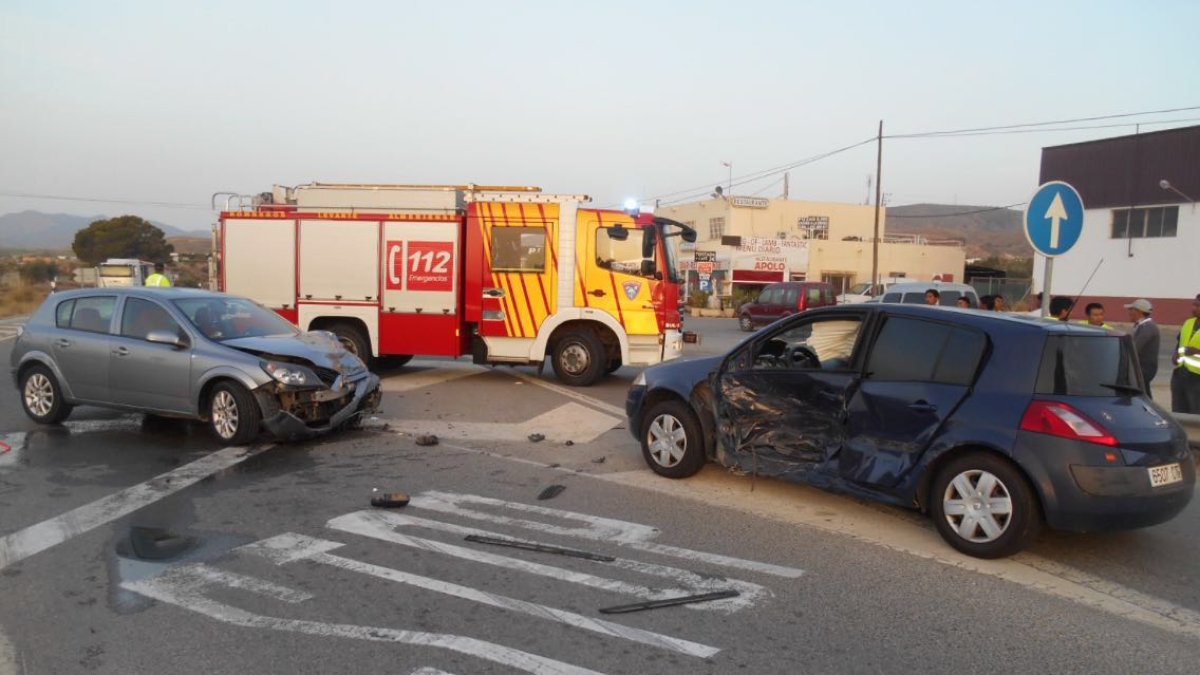 Bomberos del Levante acudieron al lugar del accidente para rescatar a una persona atrapada.