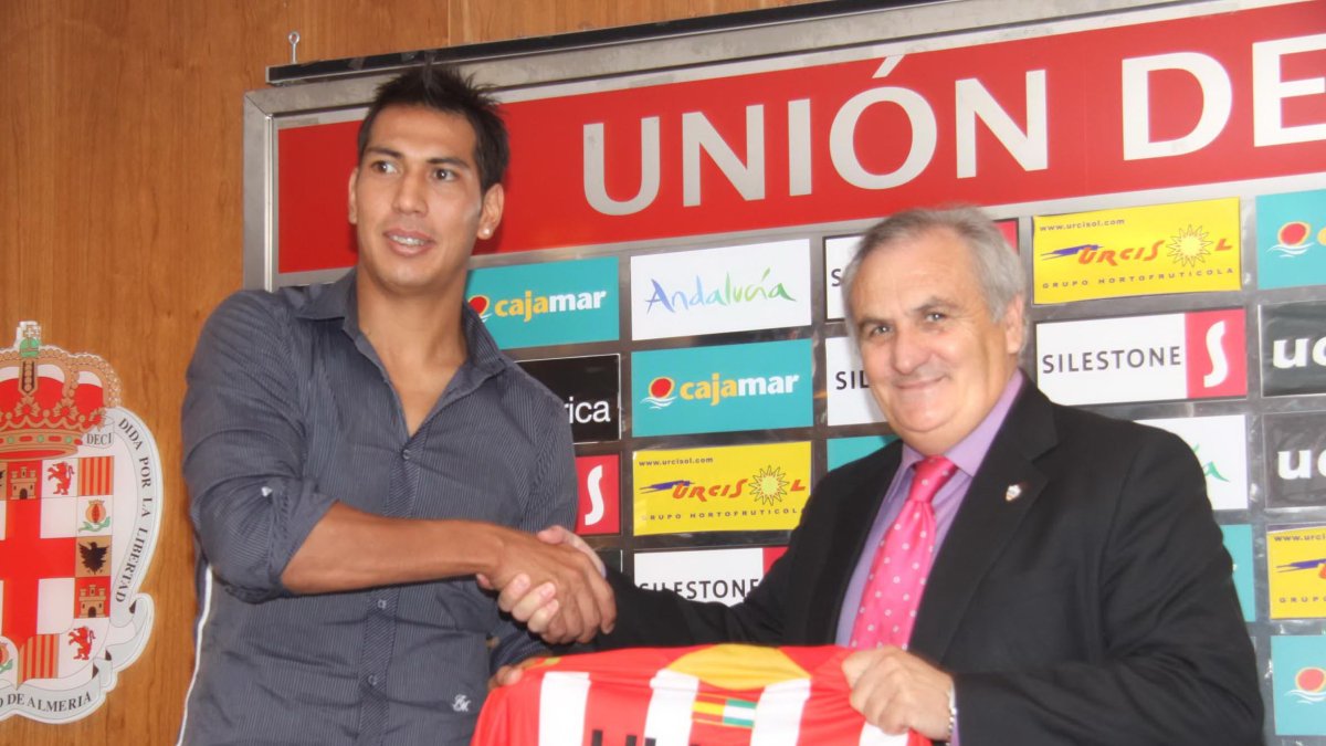 Ulloa en su presentación con el Almería.