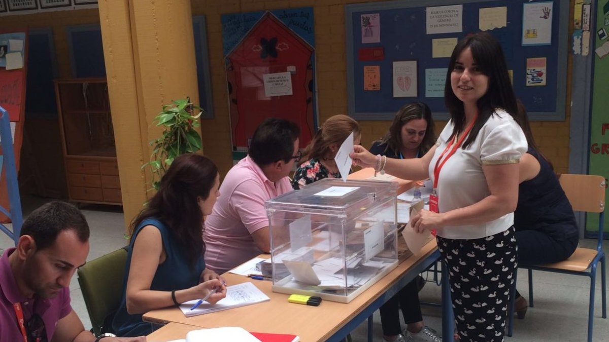 La alcaldesa de Albox, votando en su colegio electoral.
