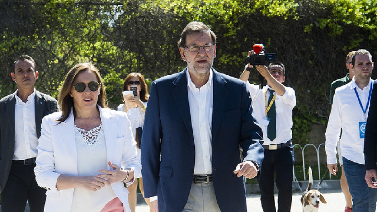 Mariano Rajoy se dirige ayer a votar en su colegio electoral.