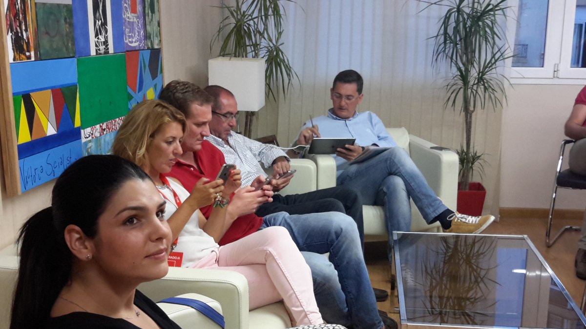 El equipo de los socialistas almerienses sigue los resultados.