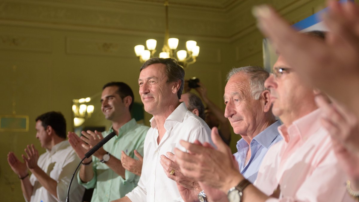 Rafael Hernando junto a dirigentes populares y candidatos del PP de Almería, anoche en el Círculo.
