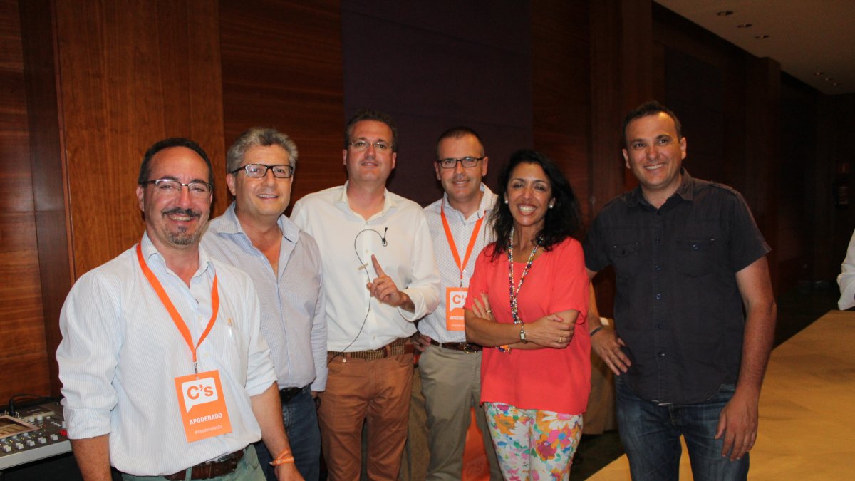 La formación naranja celebra los resultados con su diputado electo, Diego Clemente.
