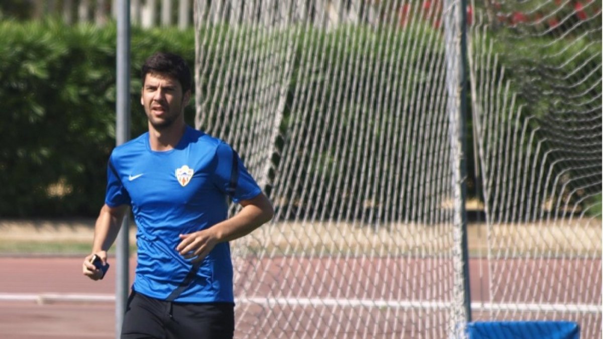 Fran Simón, corriendo en el campo Anexo.