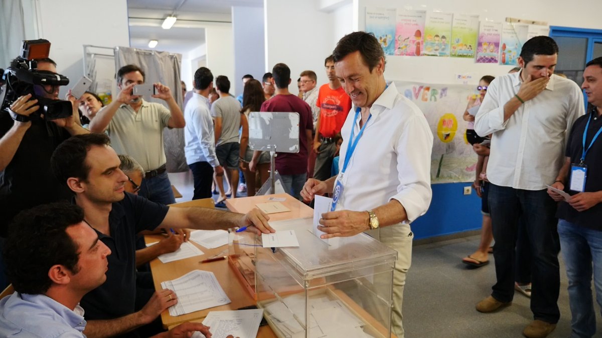 Rafael Hernando, votando en el colegio Nueva Andalucía de la capital.