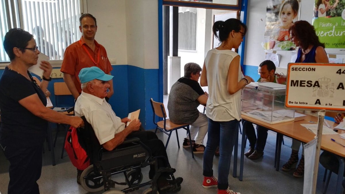 Electores en un colegio de Almería capital, esta mañana.