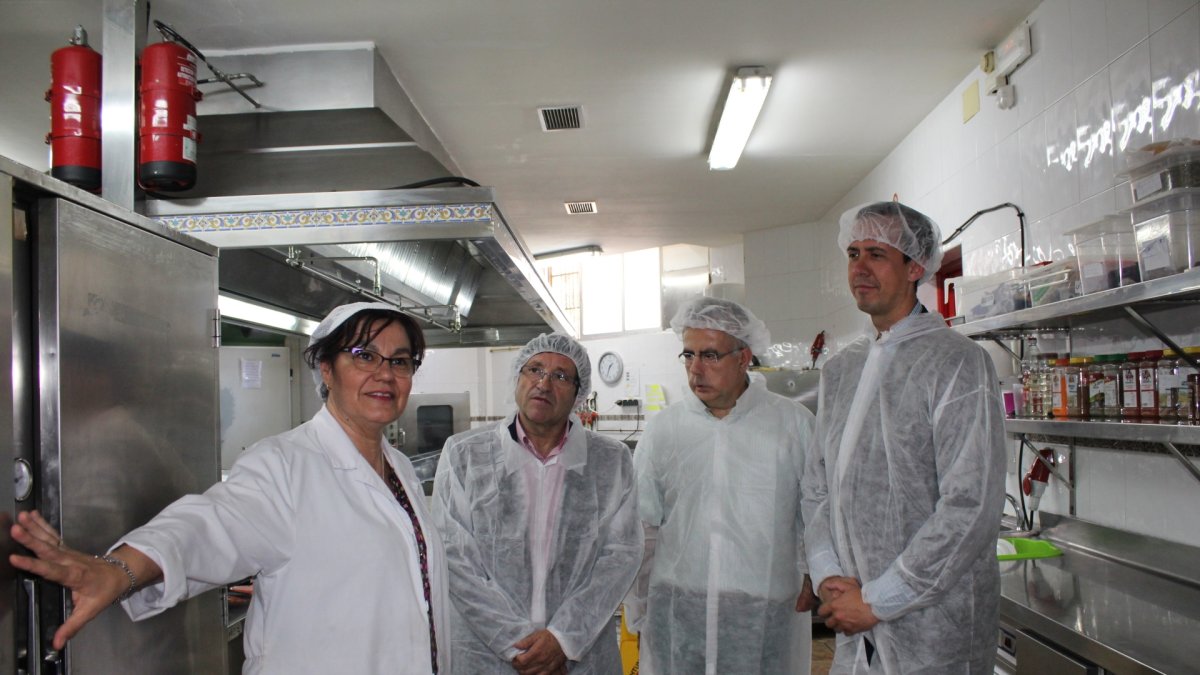 El viceconsejero visitó las cocinas de El Saliente, en Huércal de Almería.