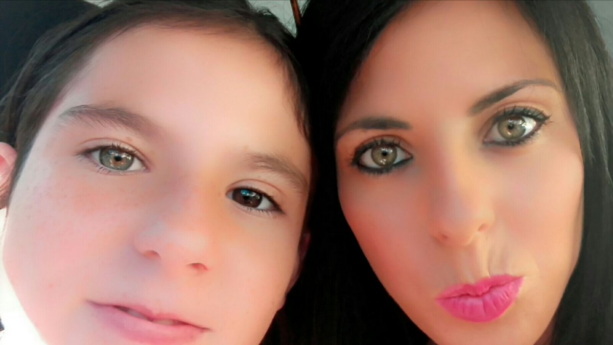 Matilde Moreno con sus ojos de diferentes colores, posando con su hermana María del Mar, de intensos ojos verdes.