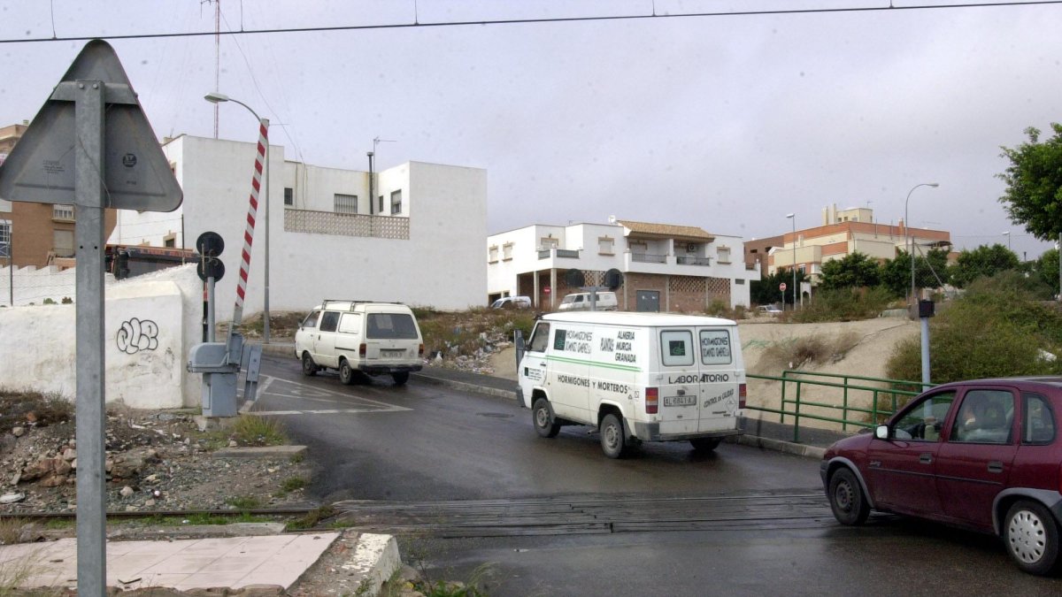 Paso a nivel de El Puche que quedará soterrado en lo que será primera fase del proyecto de soterramiento.