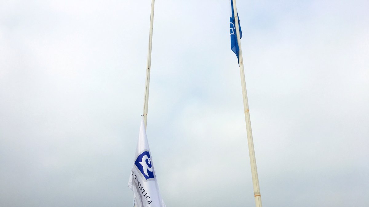 El alcalde de El Ejido, Francisco Góngora, izando hoy una de las banderas