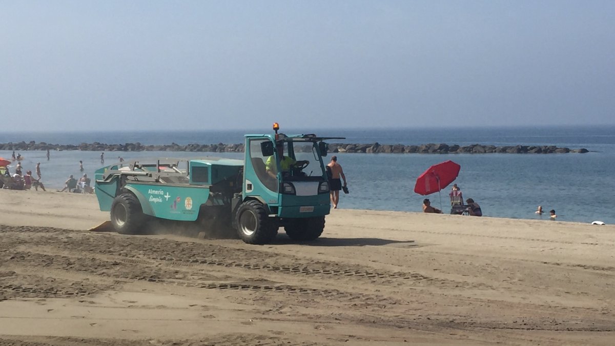 Máquina limpia playas esta mañana en la zona de El Palmeral de la capital.
