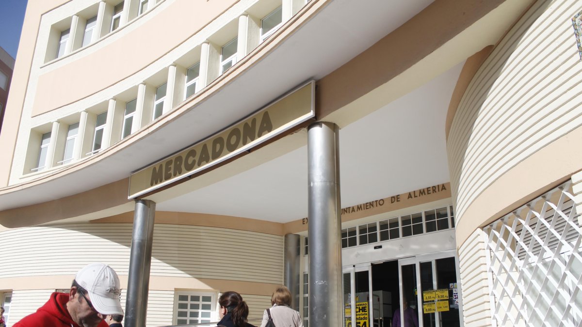Tienda de Mercadona en la Plaza Barcelona de Almería