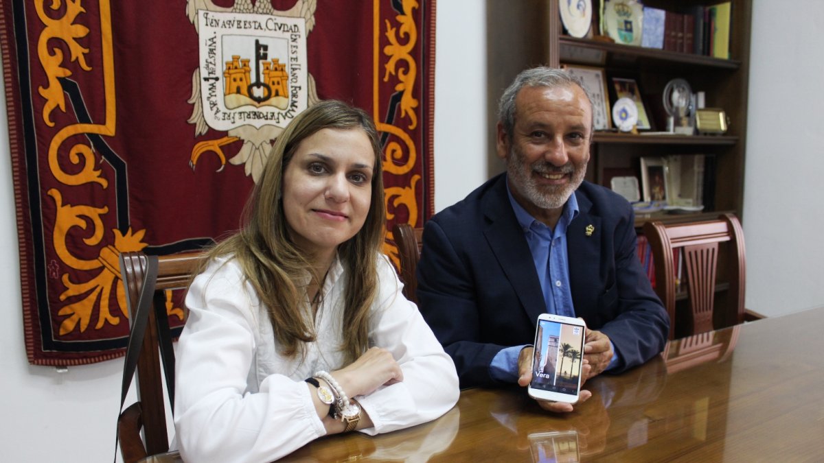 La concejala de Turismo, Isabel de Haro y el alcalde, Félix López.