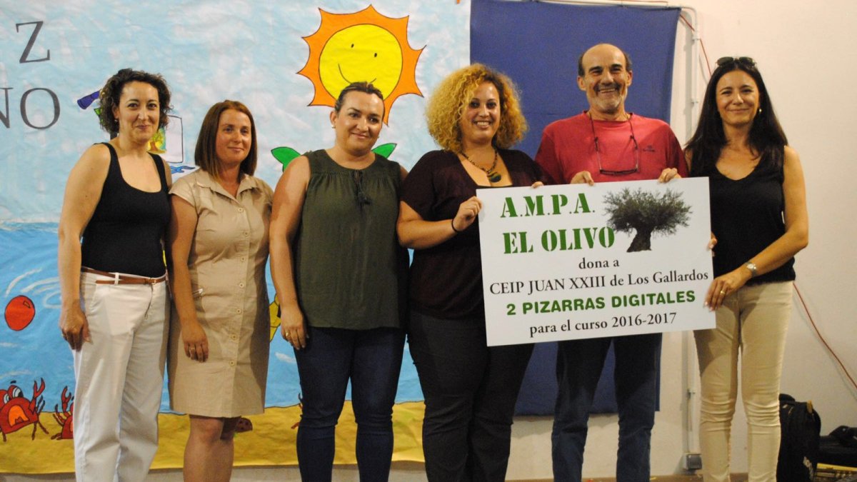 Acto de donación de las dos pizarras del AMPA al colegio.