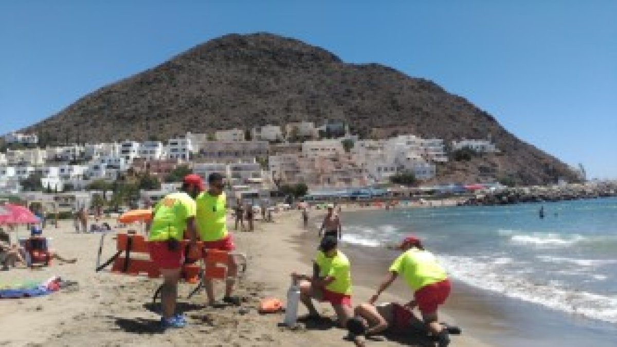 Este año el simulacro ha sido por la insolación de un bañista.