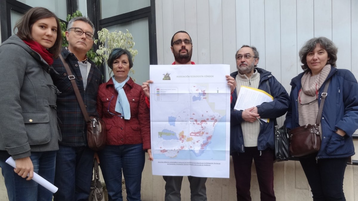 Miembros de la plataforma creada contra los proyectos mineros en el Parque Natural de Cabo de Gata.