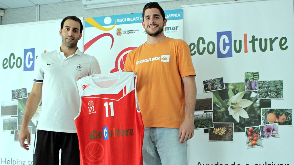 Los jugadores del C. B. con su camiseta.