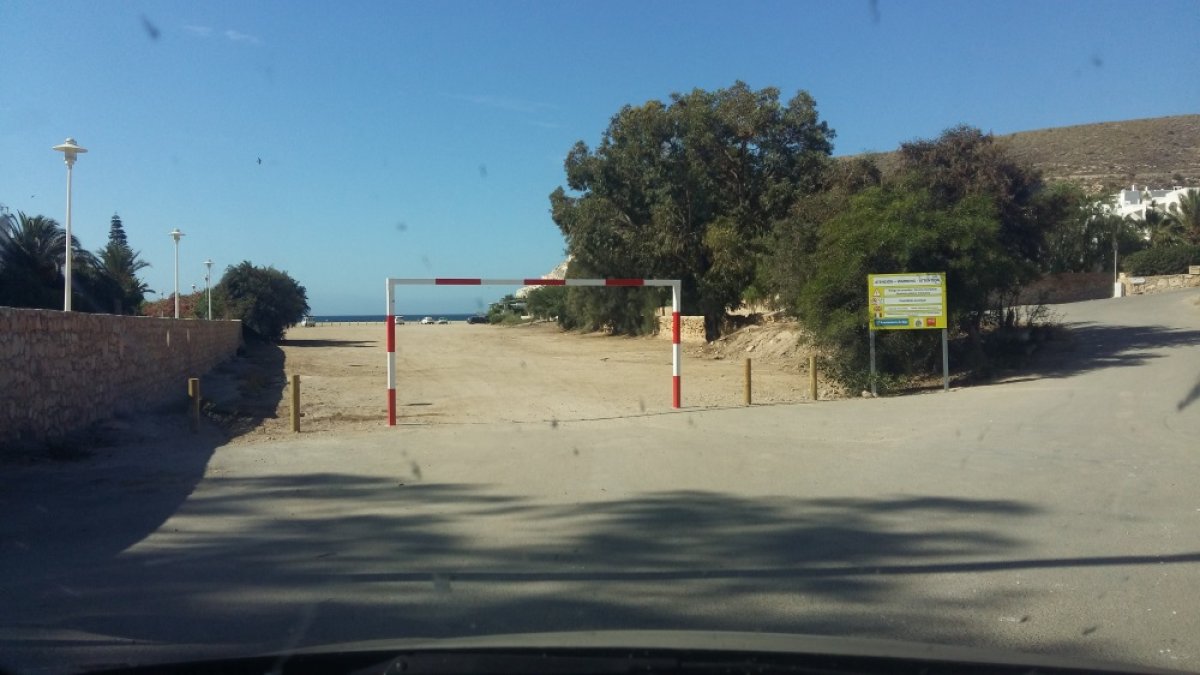 Arco a la entrada de la rambla para evitar el paso de autocaravanas.