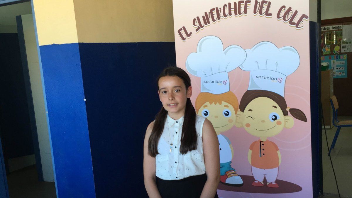 Gema Requena posa con los ingredientes de su receta.