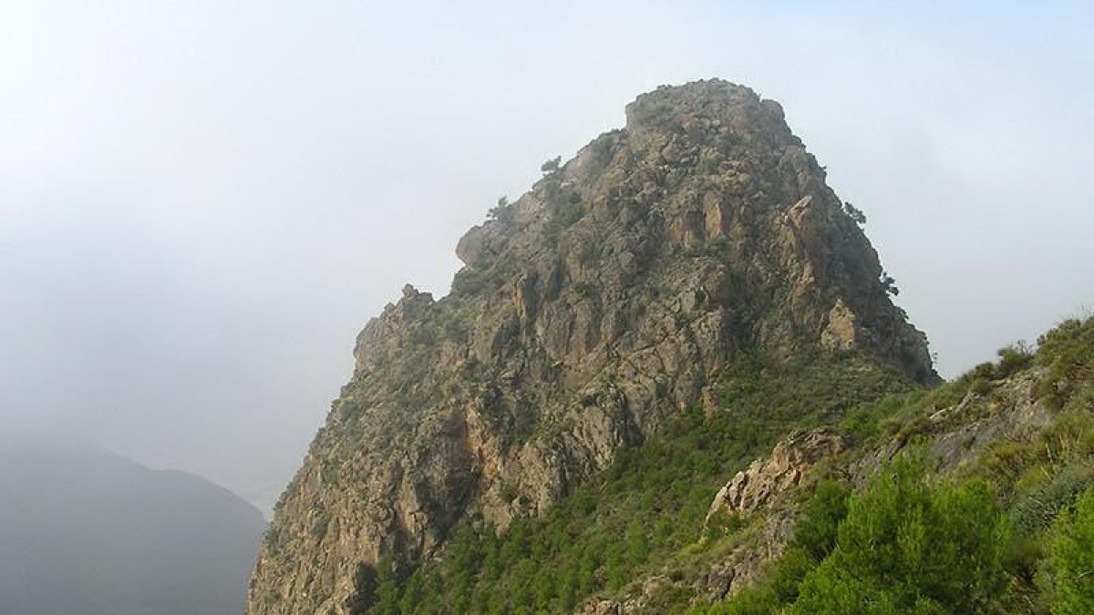Vista del Peñón de Bernal, situado en la Sierra de Gádor en Vícar.