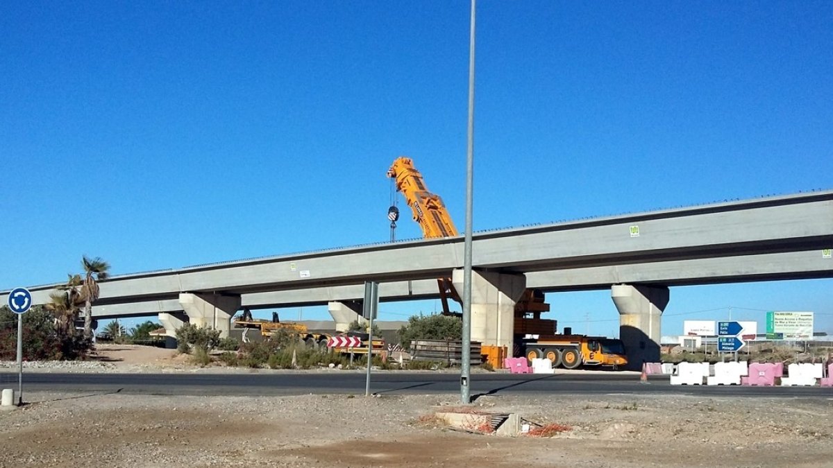 Ya se han colocado las vigas del viaducto.