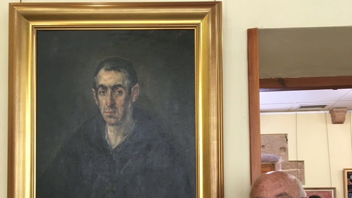 Anastasio Campoy junto con una de las obras cedidas.