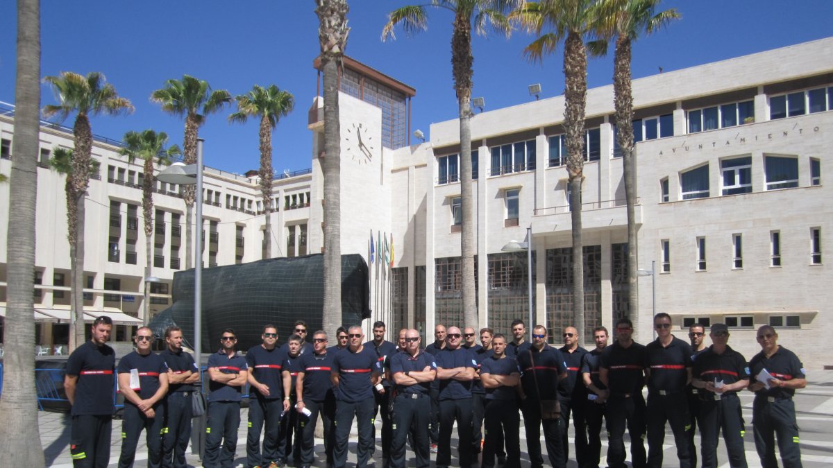 Una treintena de los 58 bomberos que integran el parque del Poniente, ayer, concentrados ante el ayuntamiento de El Ejido.