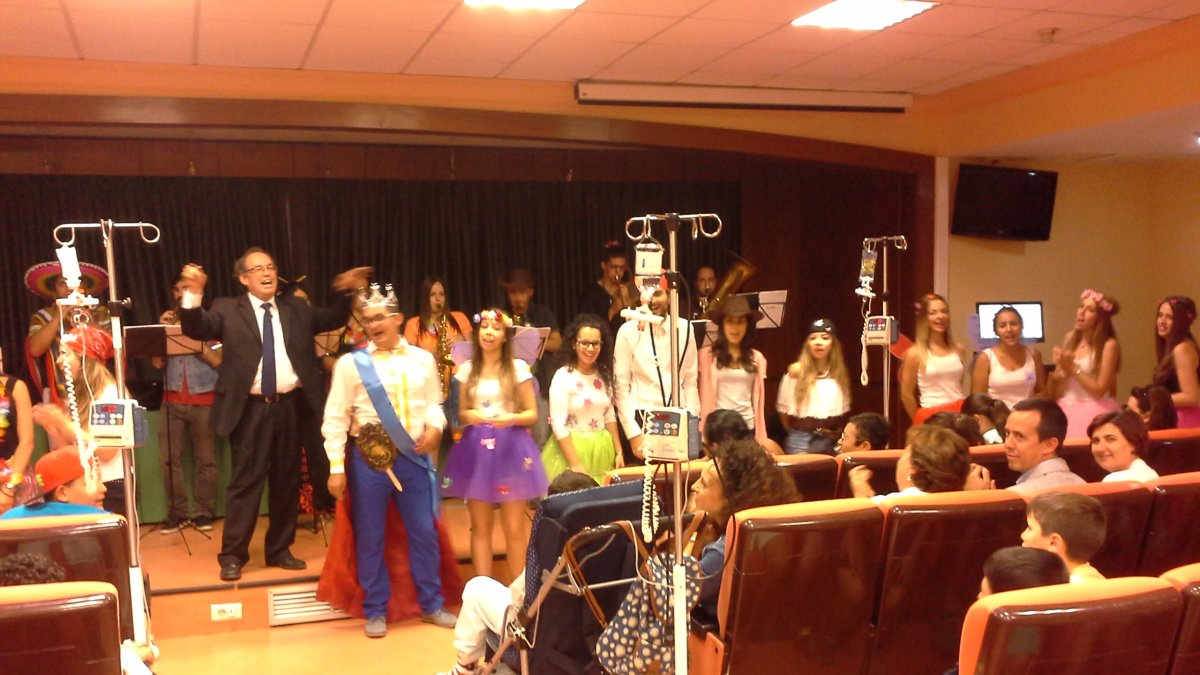 Juan Muñoz y el coro de la UAL divierten a niños ingresados y del CEIP Diego Velázquez.