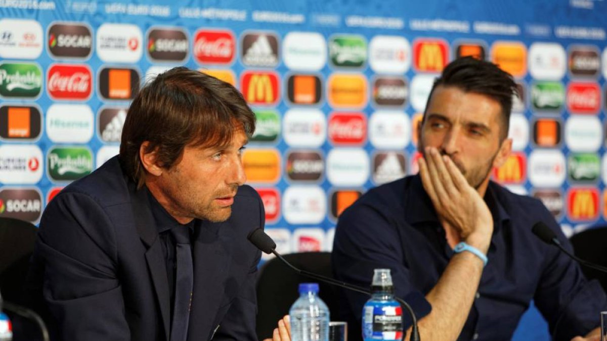Conte mirando al infinito tras cruzarse con España.